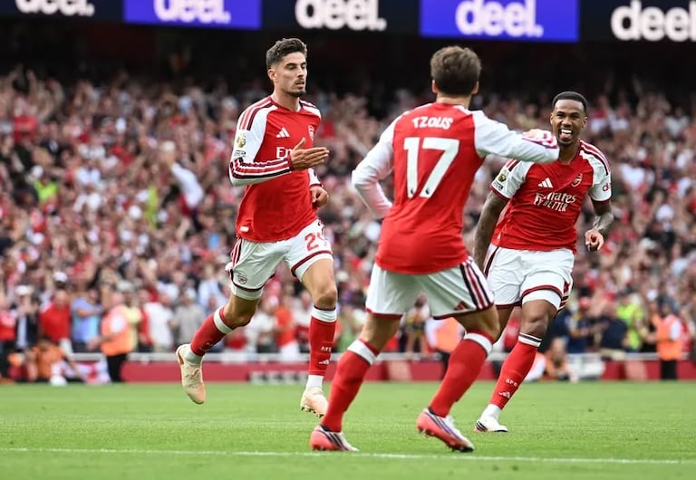 Los jugadores del Arsenal celebran uno de los tantos de la victoria contra el Chelsea.