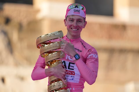 El esloveno Tadej Pogacar, ganador del Tour de Italia, sostiene el trofeo durante la ceremonia del podio al final de la 21ª y última etapa del Giro de Italia, carrera ciclista, en Roma, el domingo 26 de mayo de 2024. (Foto AP/Andrew Medichini)