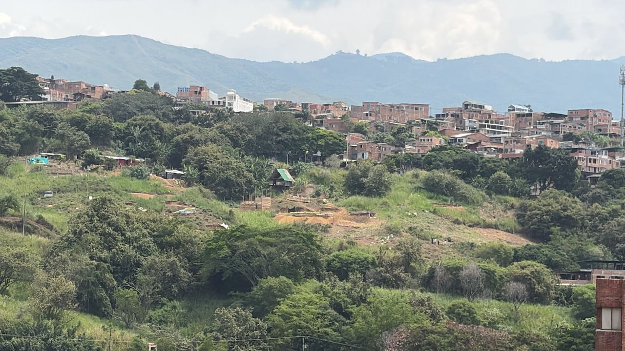 Residentes del sector aseguran que el terreno ha sido intervenido de manera progresiva y expresan preocupación por el avance de la ocupación en esta zona de ladera.