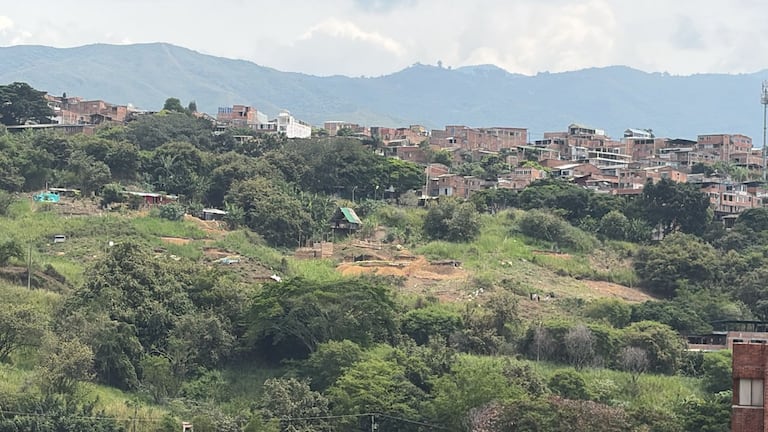 Residentes del sector aseguran que el terreno ha sido intervenido de manera progresiva y expresan preocupación por el avance de la ocupación en esta zona de ladera.