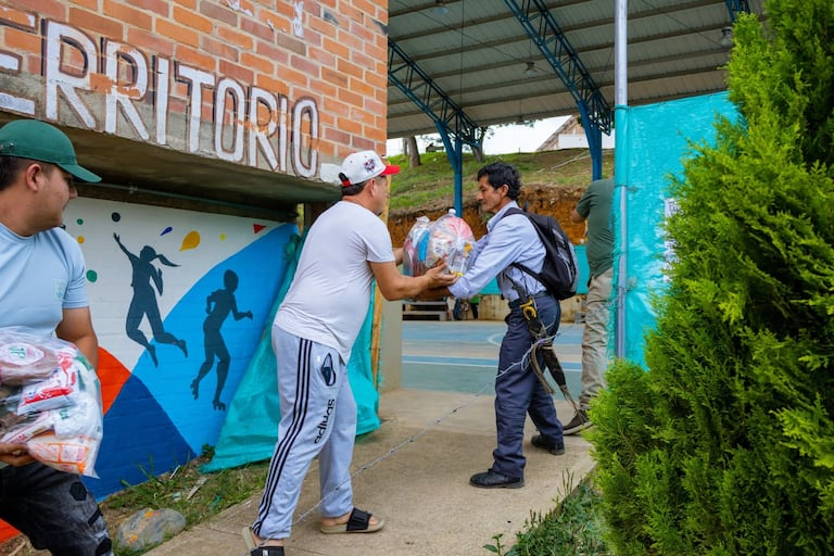 La solidaridad nacional se ha hecho sentir en Santander de Quilichao. Desde El Carmen de Viboral, Antioquia, fueron enviadas 27 toneladas de ayudas humanitarias, de las cuales 19 toneladas fueron destinadas al municipio caucano, incluyendo alimentos no perecederos, elementos de aseo, alimento para mascotas y otros productos de primera necesidad.