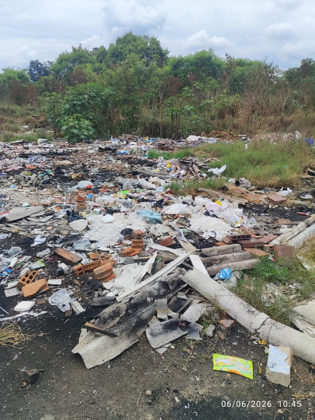 La comunidad asegura que la acumulación de basura favorece la ocurrencia de quemas en el Jarillón.