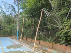 La estructura afectada permanece sostenida con guaduas mientras la comunidad espera las obras anunciadas para recuperar plenamente el escenario deportivo.