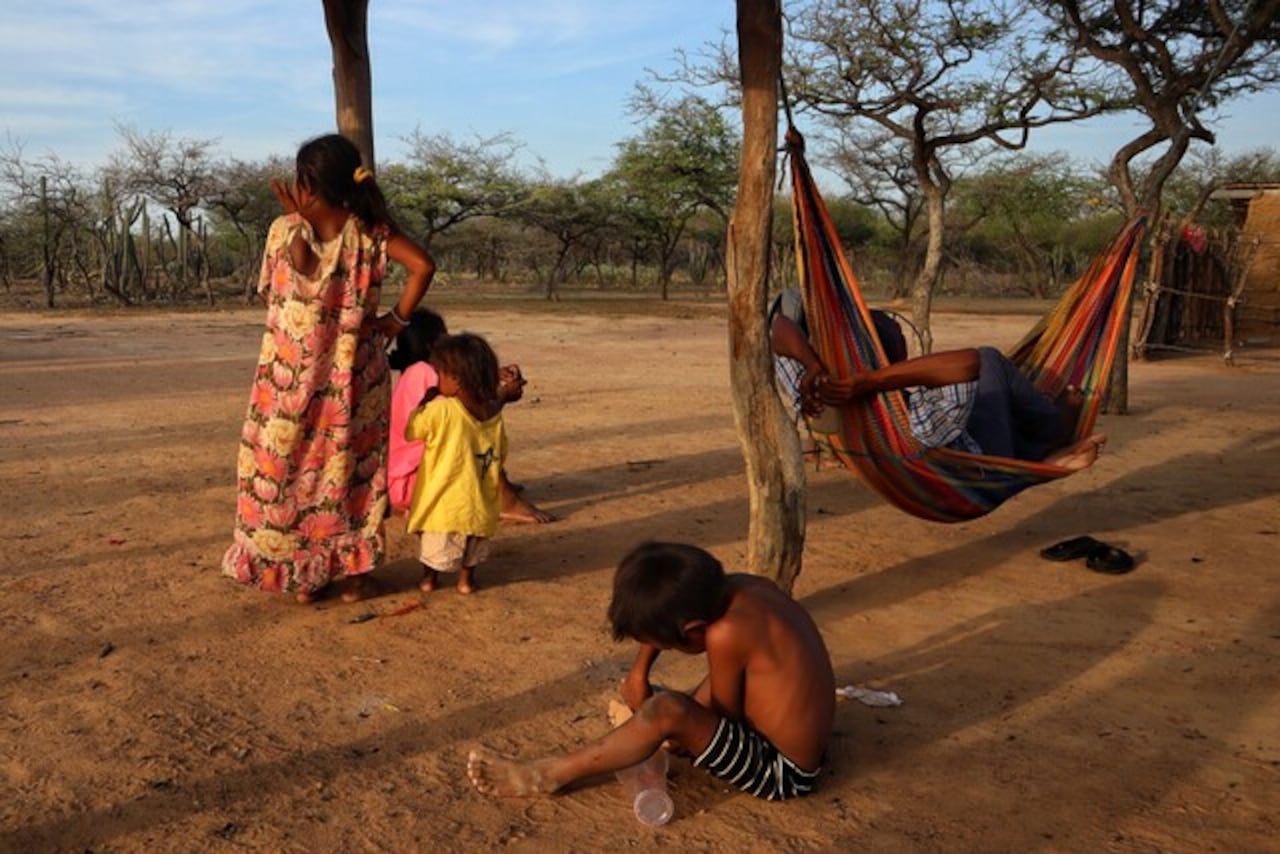 Familia Wayúu espera el atardecer en Uribia, alta Guajira.