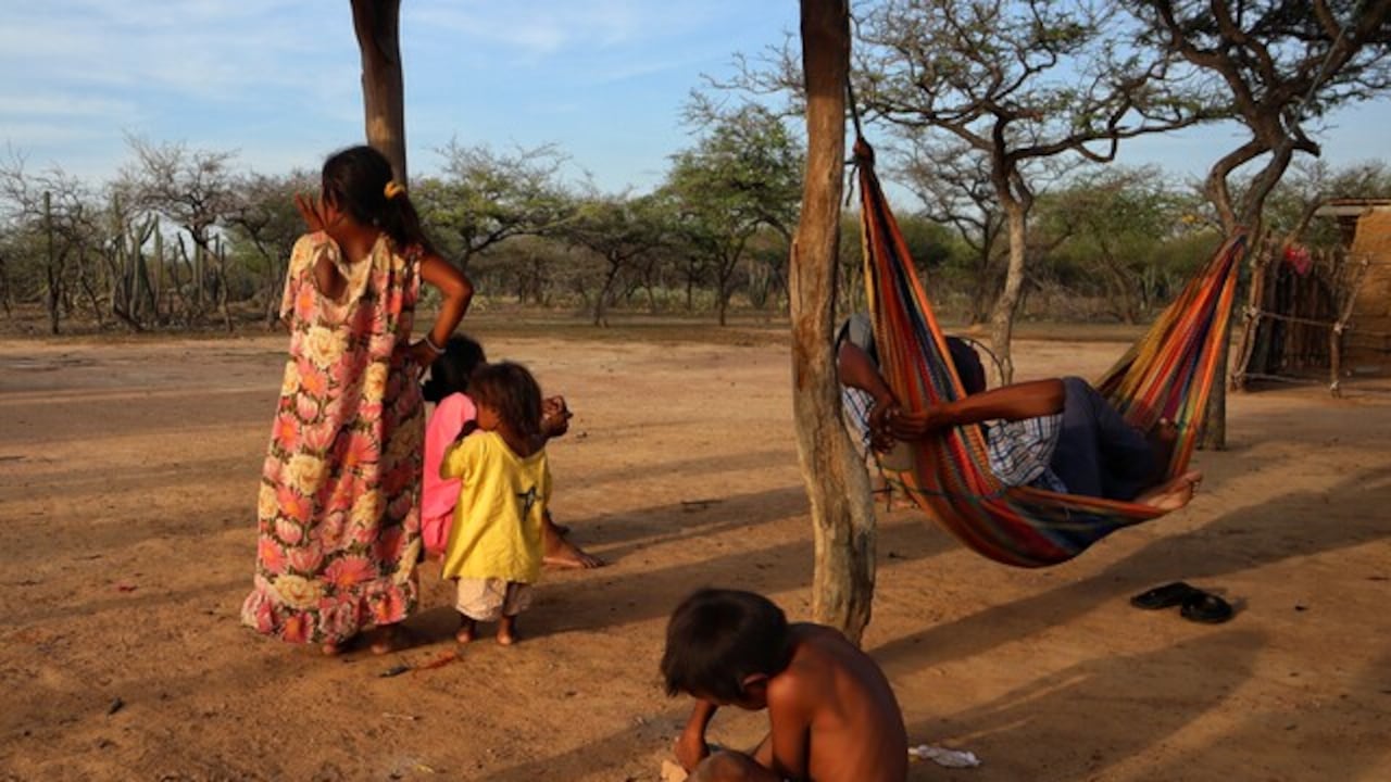 Familia Wayúu espera el atardecer en Uribia, alta Guajira.