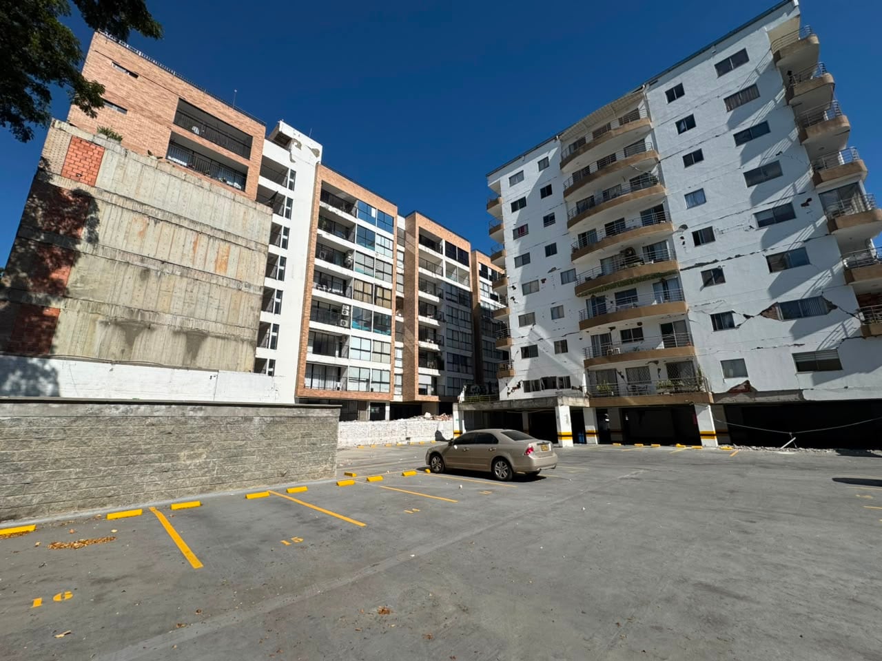Edificaciones afectadas con la carrera 56 después de la calle 5, hacia la avenida Los Cerros.