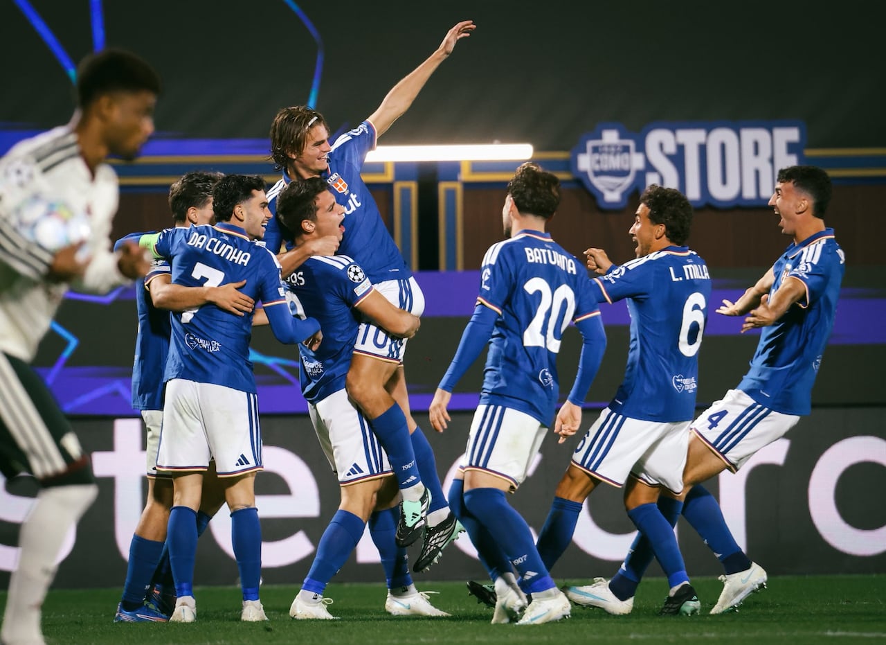 El Como, de Italia, goleó al Manchester United, de Inglaterra, por la Champions League. En la primera vez que juega la competición europea.