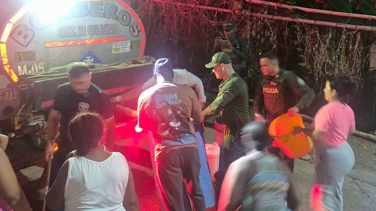 Unidades de la Policía Nacional acompañaron la jornada de suministro de emergencia en Bello Horizonte, uno de los sectores más afectados por el desabastecimiento de agua en Santander de Quilichao, Cauca.