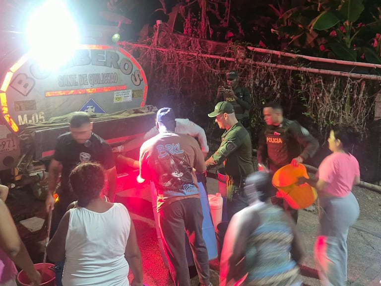 Unidades de la Policía Nacional acompañaron la jornada de suministro de emergencia en Bello Horizonte, uno de los sectores más afectados por el desabastecimiento de agua en Santander de Quilichao, Cauca.