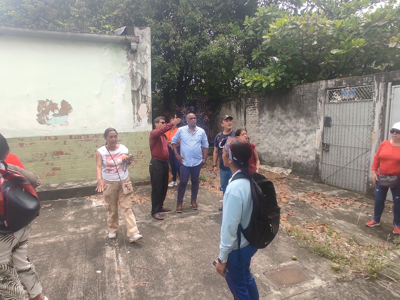 El Secretario de Educación de la Cali llegó hasta el lugar para conocer las inconformidades de la comunidad estudiantil y padres de familia.