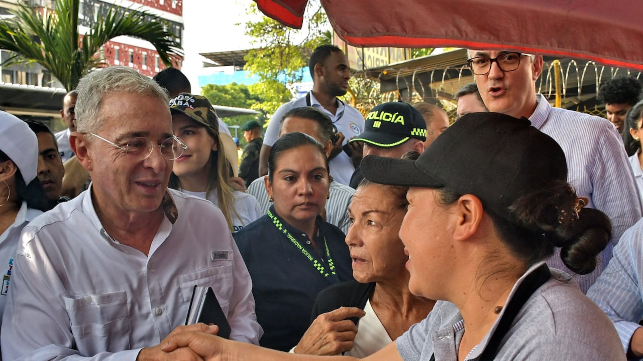 El expresidente Álvaro Uribe en Cali apoyando a los candidatos del centro democrático a las diferentes corporaciones alcaldía y gobernación.