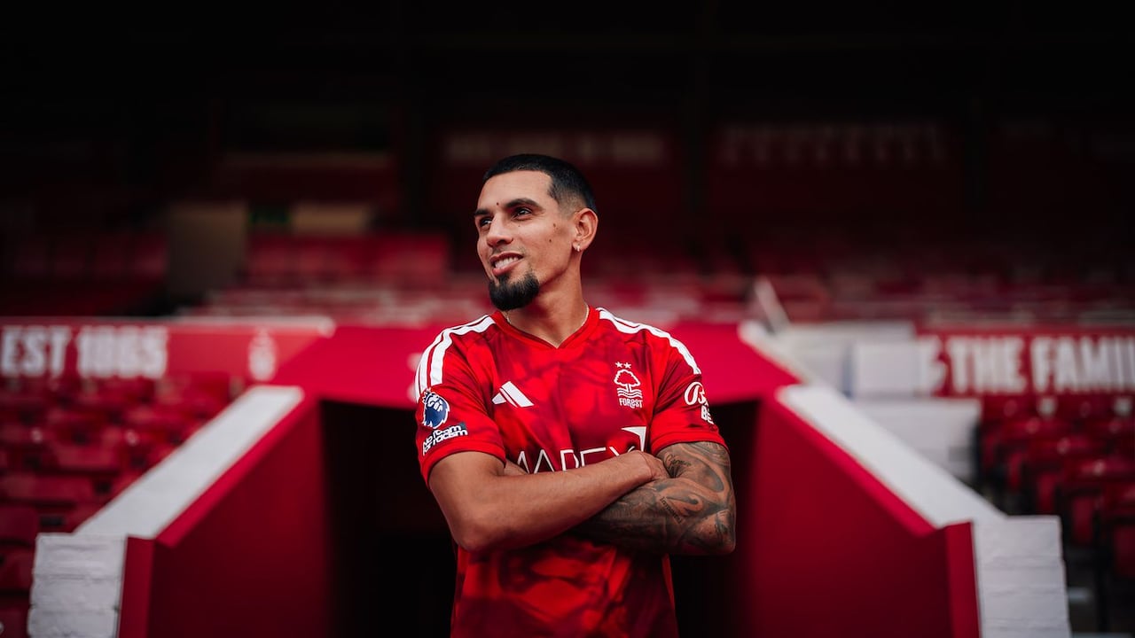 Daniel Muñoz luce los colores del Nottingham Forest, equipo de la Premier League de Inglaterra.