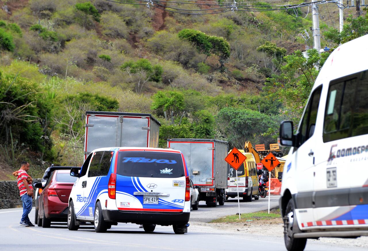 Informe Domingo: Estado de las vías al mar. Cali-K18-Dagua-Loboguerrero-Buenaventura-Buga, obras y pasos en pare y siga. foto José L Guzmán. El País. Agosto 23-23