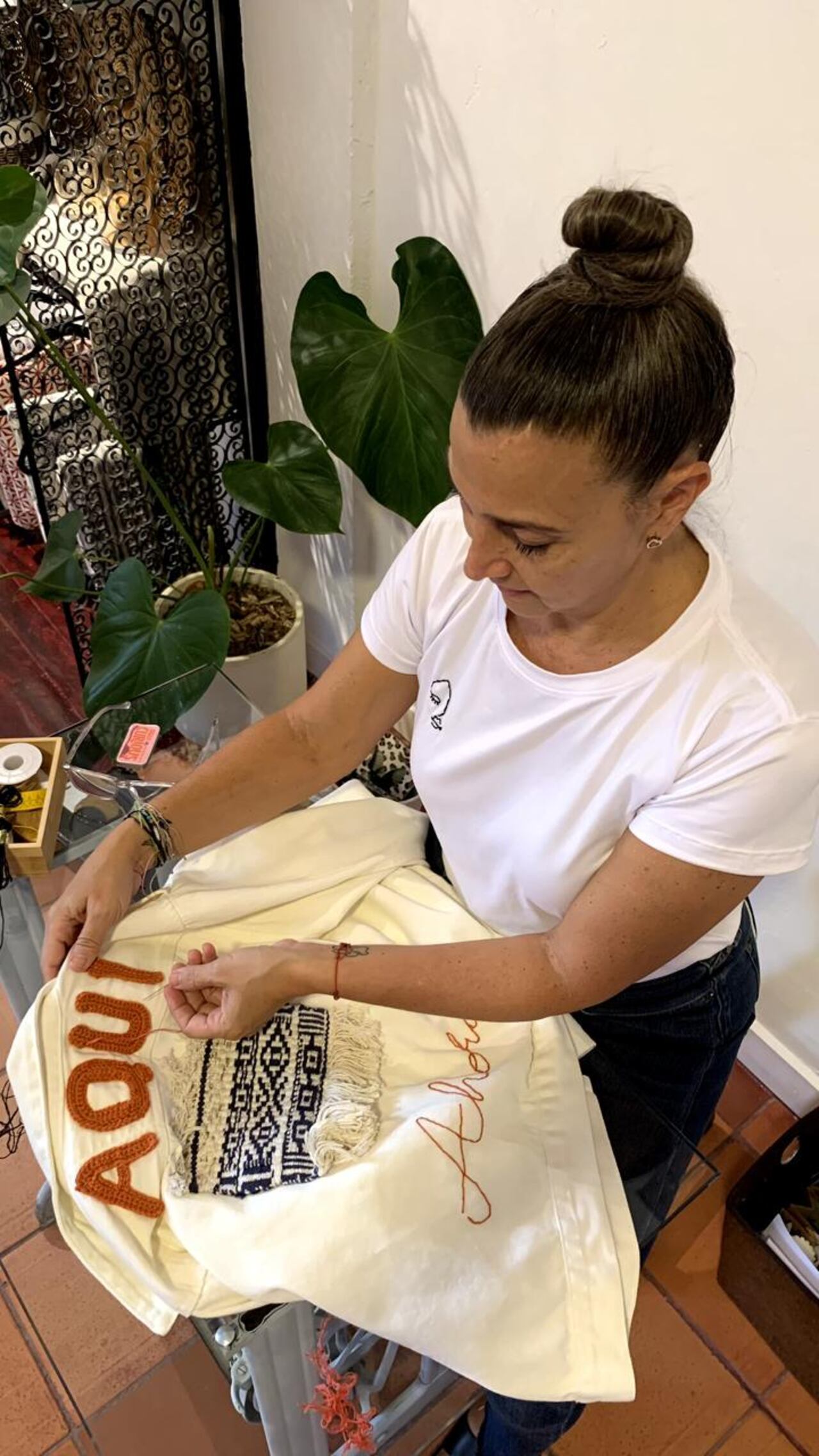 Cada puntada en las prendas es un acto de memoria y resistencia, parte del modelo 360° que busca articular cultura, sostenibilidad y oportunidades para más mujeres.