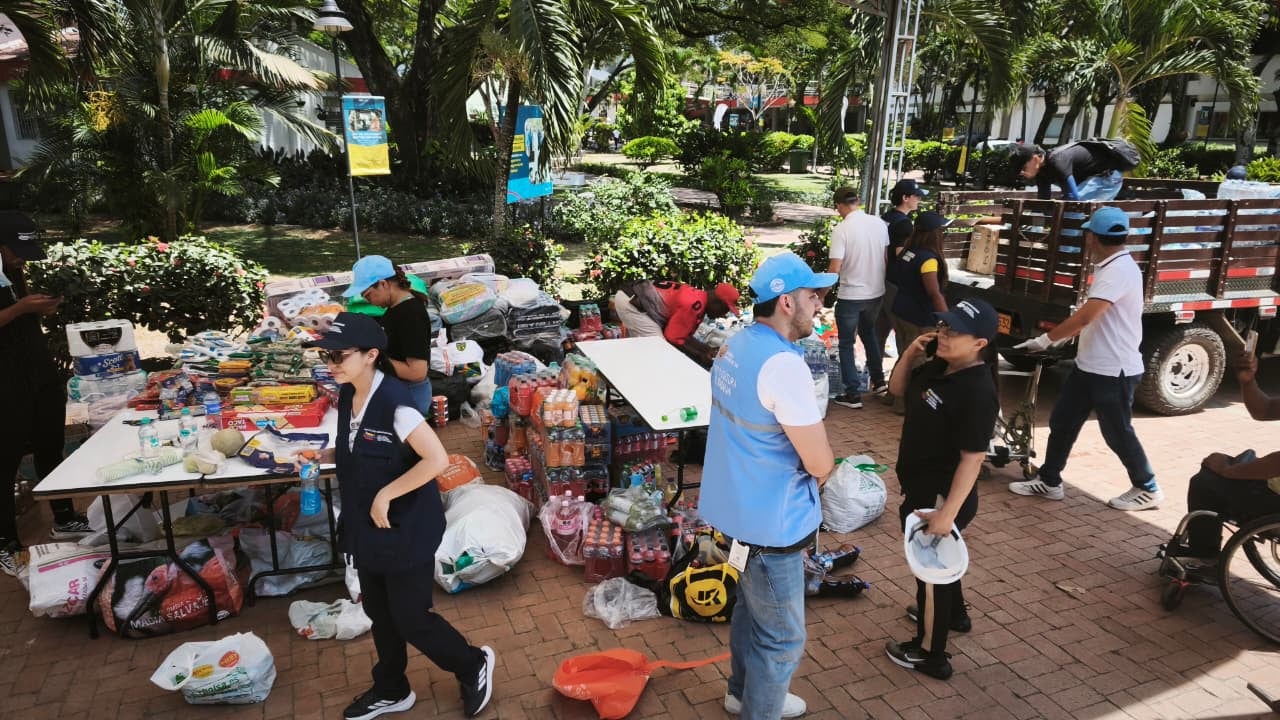 Las personas clasifican y organizan los elementos donados para conformar kits de alimentos, aseo y otros artículos que serán enviados a las zonas que más los requieran.