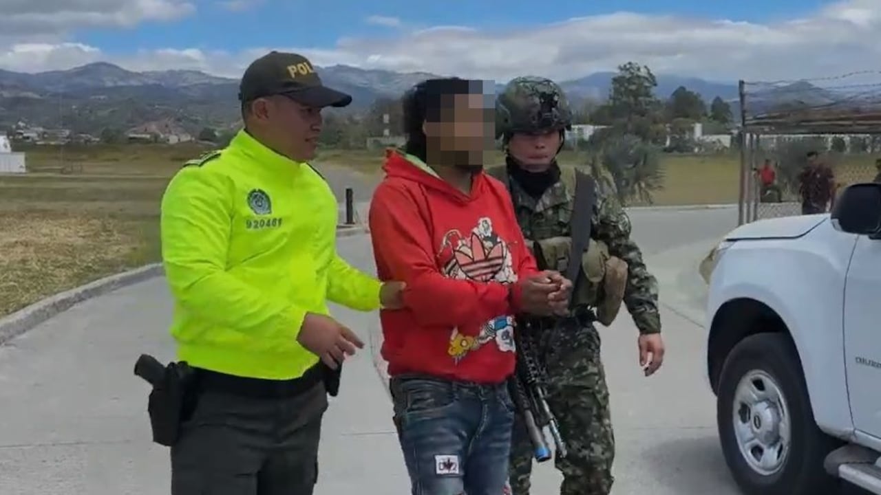 Este sujeto, de acuerdo con las autoridades, posiblemente era el encargado de adelantar seguimientos a los integrantes de la fuerza pública que permanecen en el corregimiento de El Plateado, Argelia, para así facilitar ataques y hostigamientos.