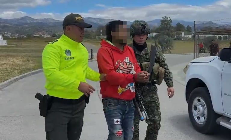 Este sujeto, de acuerdo con las autoridades, posiblemente era el encargado de adelantar seguimientos a los integrantes de la fuerza pública que permanecen en el corregimiento de El Plateado, Argelia, para así facilitar ataques y hostigamientos.
