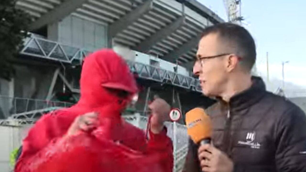 Hincha de Santa Fe intimida a periodista de Telemedellín en plena transmisión.