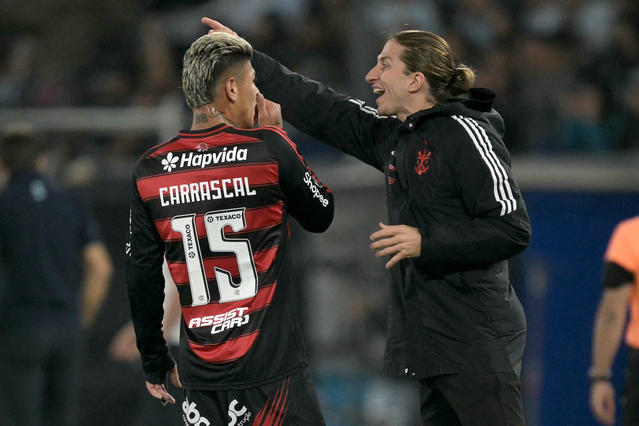 El entrenador del Flamengo, Filipe Luis, da instrucciones al mediocampista colombiano #15 Jorge Carrascal durante el partido de vuelta de las semifinales de la Copa Libertadores entre Racing de Argentina y Flamengo de Brasil en el estadio Presidente Juan Domingo Perón - El Cilindro en Avellaneda, provincia de Buenos Aires, el 29 de octubre de 2025. (Foto de JUAN MABROMATA / AFP)