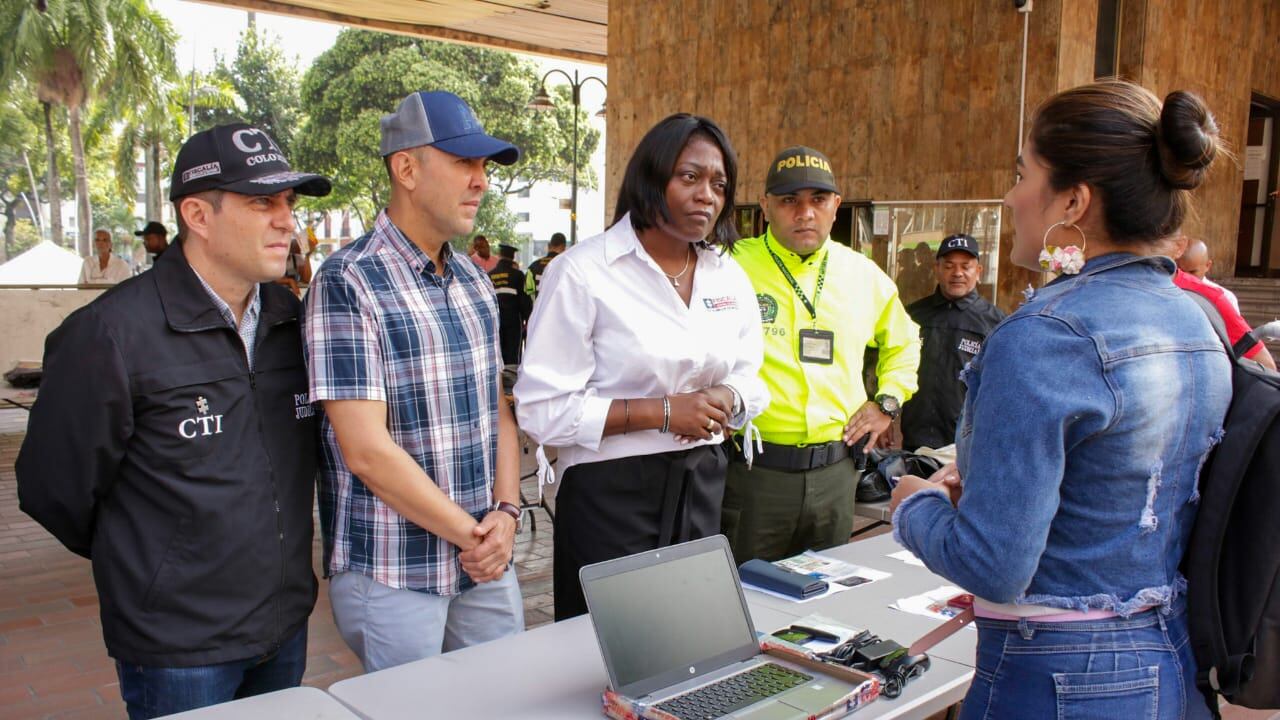El Coronel (RA) Rodrigo Cepeda, secretario de Seguridad y Convivencia de Palmira, junto a Sandra González, directora seccional de Fiscalías Cali.