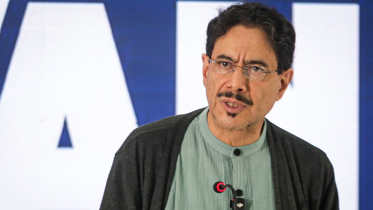 Bogotá. Junio 22 de 2026. El candidato presidencial Iván Cepeda entrega declaraciones a los medios de comunicación desde la sede de su partido político, posterior a la jornada electoral. (Colprensa - Cristian Bayona).
