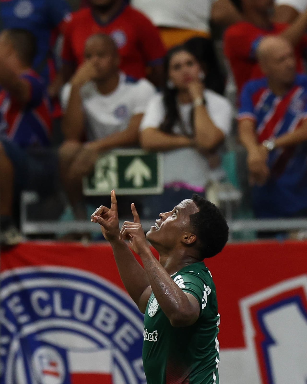 Jhon Arias celebra tras marcarle a Bahía en el Brasileirao.