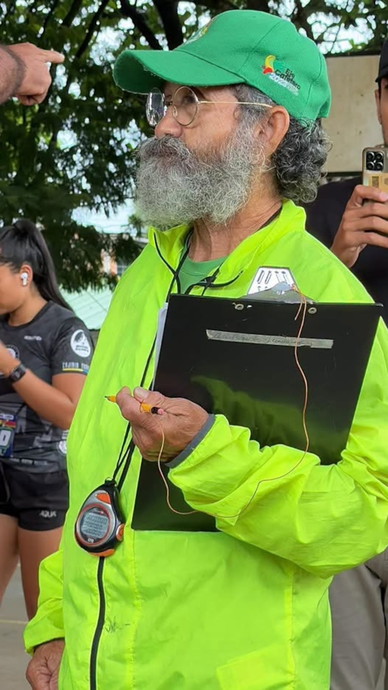 Familiares y allegados del profesor Armando Jiménez Otero frente al Hospital Francisco de Paula Santander en Popayán, donde el entrenador recibía atención médica.