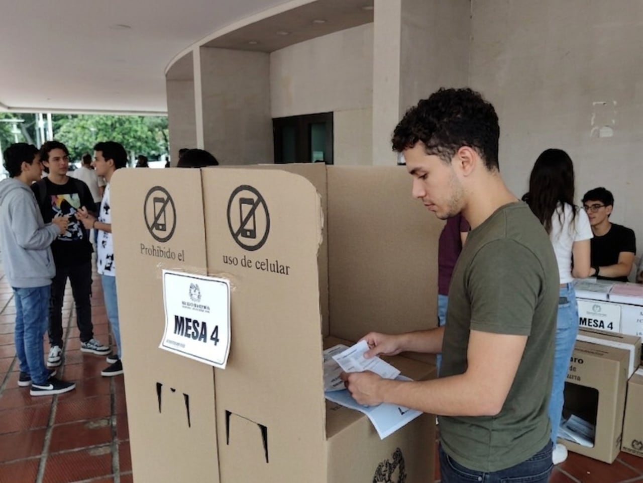 Expertos aseguran que el comportamiento electoral de los jóvenes continúa siendo uno de los más difíciles de medir, debido al alto número de indecisos y a la volatilidad de este electorado y coincidieron en que cualquier variación en su participación podría ser decisiva.