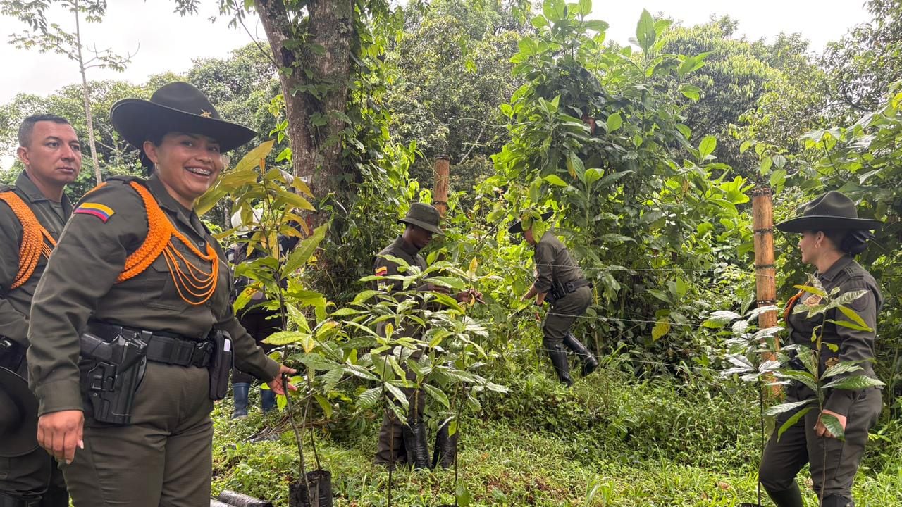 Integrantes de la Policía adelantaron una jornada de Protección Humedales en Popayán, Cauca.