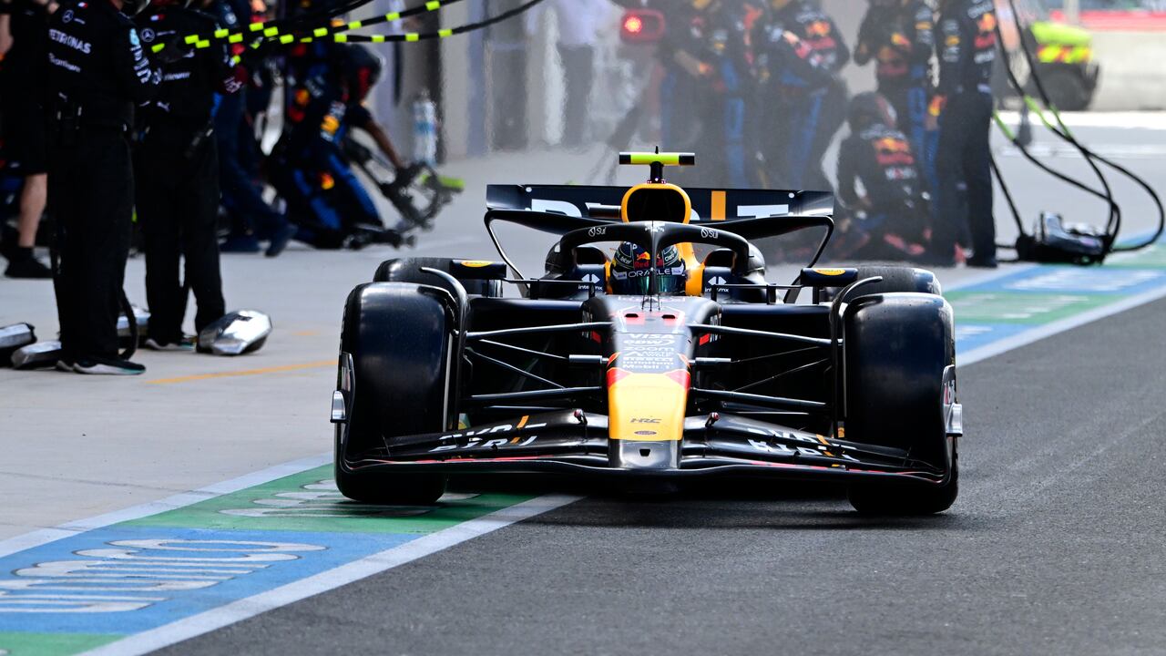 El piloto de Red Bull Sergio Pérez, de México, abandona los boxes durante la carrera automovilística del Gran Premio de Fórmula Uno de Miami, el domingo 4 de mayo de 2024, en Miami Gardens, Florida (Giorgio Viera/Pool Photo vía AP)