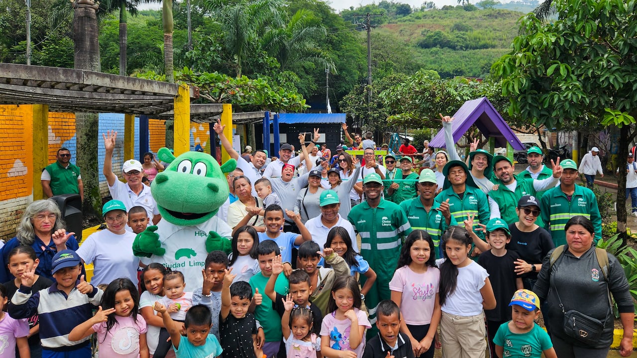 Habitantes de la comuna 20 de Cali, junto a equipos de Ciudad Limpia, participan en jornadas comunitarias que integran educación ambiental, trabajo colectivo y recuperación de espacios, con impacto directo en la vida cotidiana de niños, jóvenes y familias del sector.