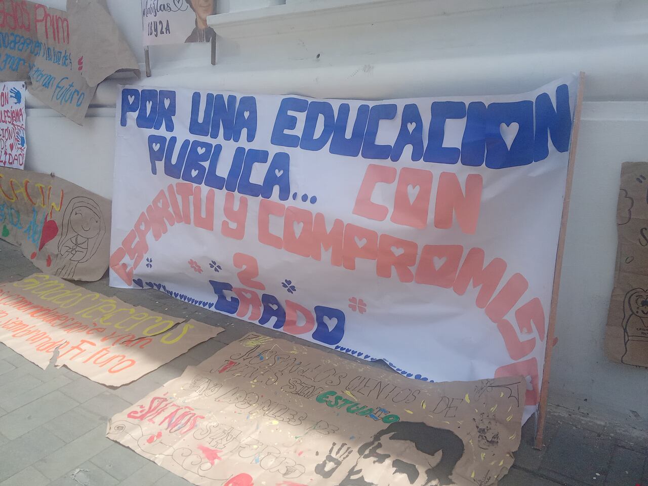 Los estudiantes de las las instituciones I.E San Agustín, I.E Cristo Rey, I.E Don Bosco, I.E Nuestra Señora del Carmen e I.E Salesianas protestaron contra el gobierno de Gustavo Petro ante la posibilidad de otras asociaciones administran sus planteles educativos.