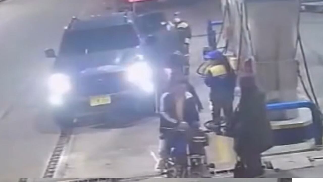 Los asaltantes amenazaron con armas de fuego de largo alcance a los trabajadores de ambas estaciones de servicio, indicaron las víctimas de estos asaltos.