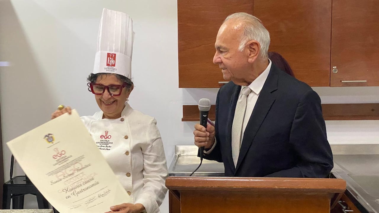 La chef Sonia Serna y Orlando Tafur Reyes, director de la Escuela Gastronómica de Occidente, durante la ceremonia.
