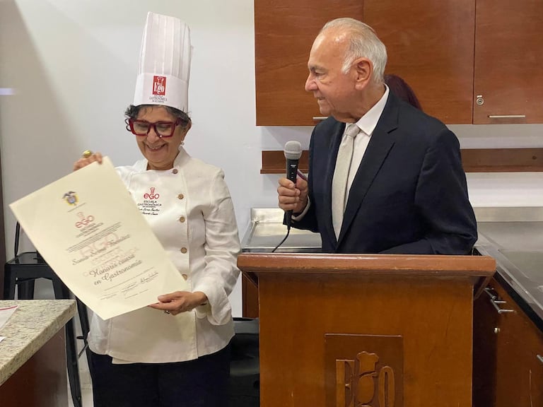 La chef Sonia Serna y Orlando Tafur Reyes, director de la Escuela Gastronómica de Occidente, durante la ceremonia.