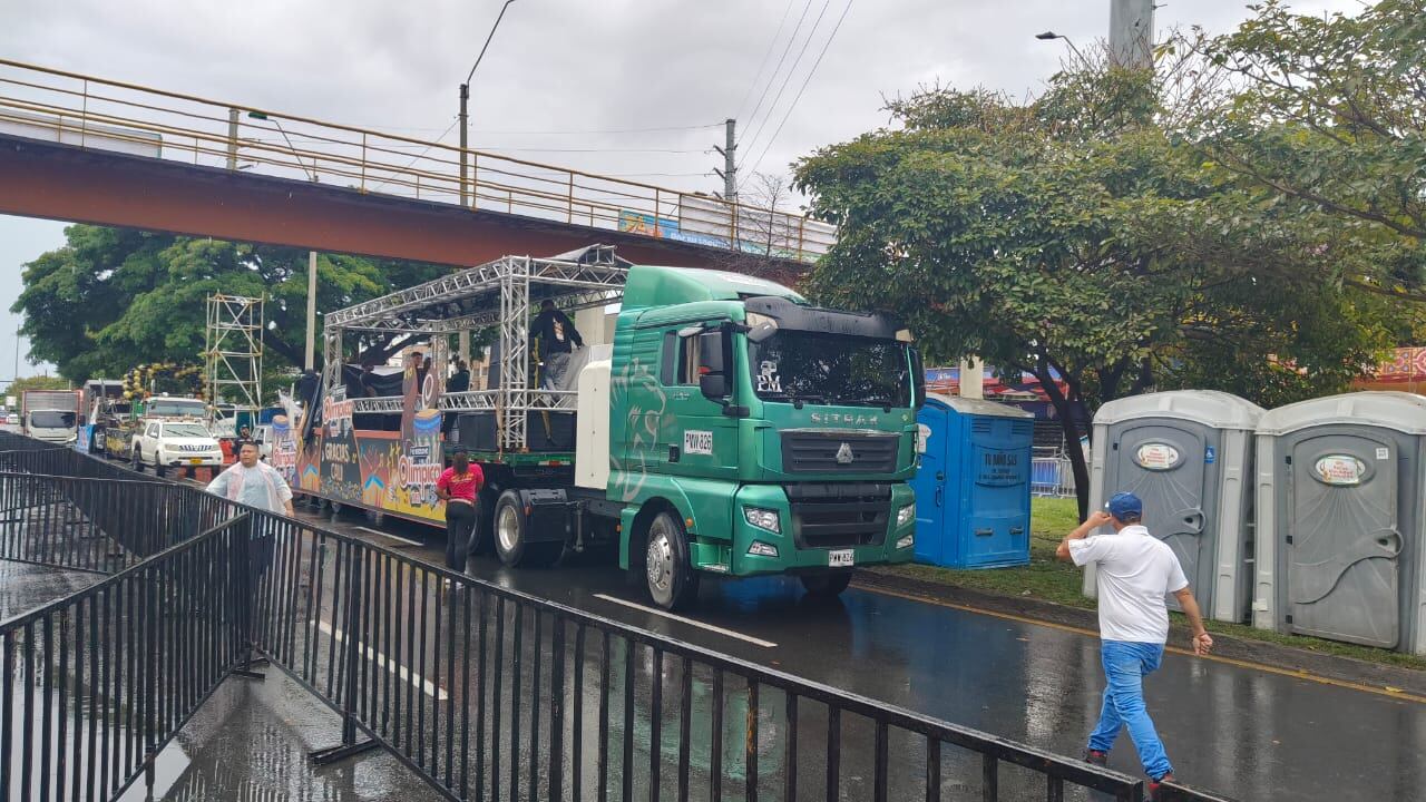Sin importar la lluvia, empiezan a llegar a la autopista sur, diferentes carrozas y parte del montaje que hará parte del Salsódromo.
