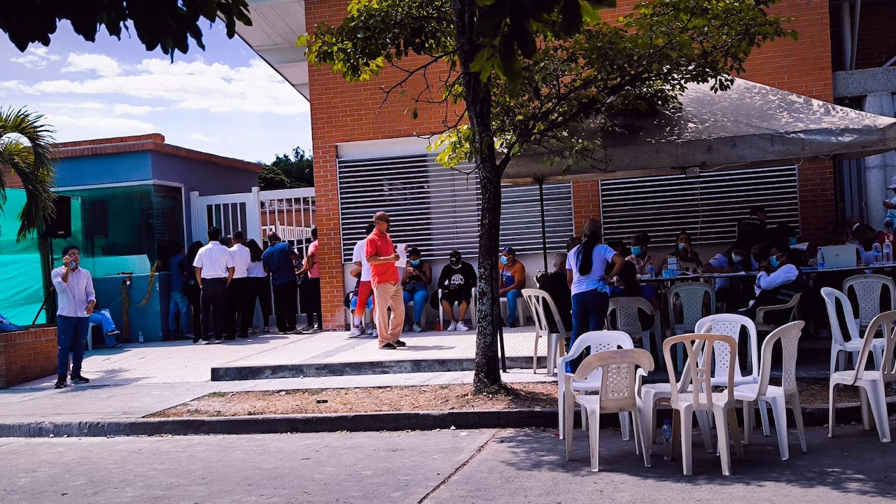 Así se encuentra el exterior del Instituto de Medicina Legal en Palmira. Muchas personas esperan respuesta por los cuerpos de sus familiares.