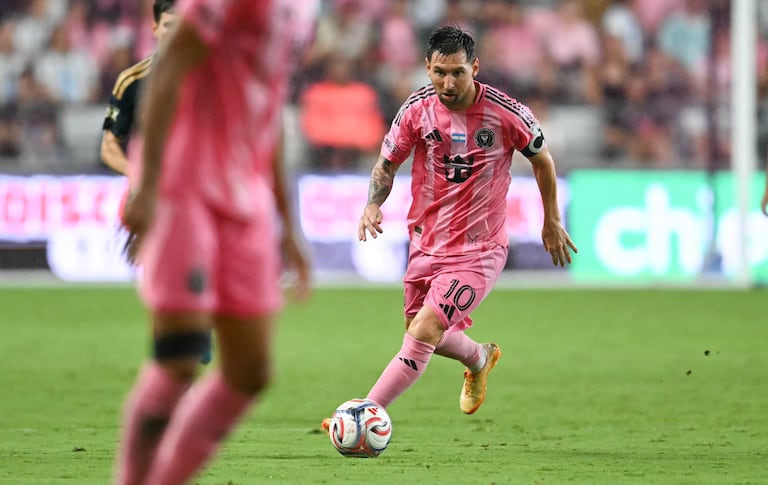 El delantero argentino Lionel Messi, número 10 del Inter Miami, controla el balón durante el partido de la temporada regular de la Major League Soccer (MLS) entre el Inter Miami CF y el Philadelphia Union en el Nu Stadium de Miami, Florida, el 24 de mayo de 2026. (Foto de CHANDAN KHANNA / AFP)