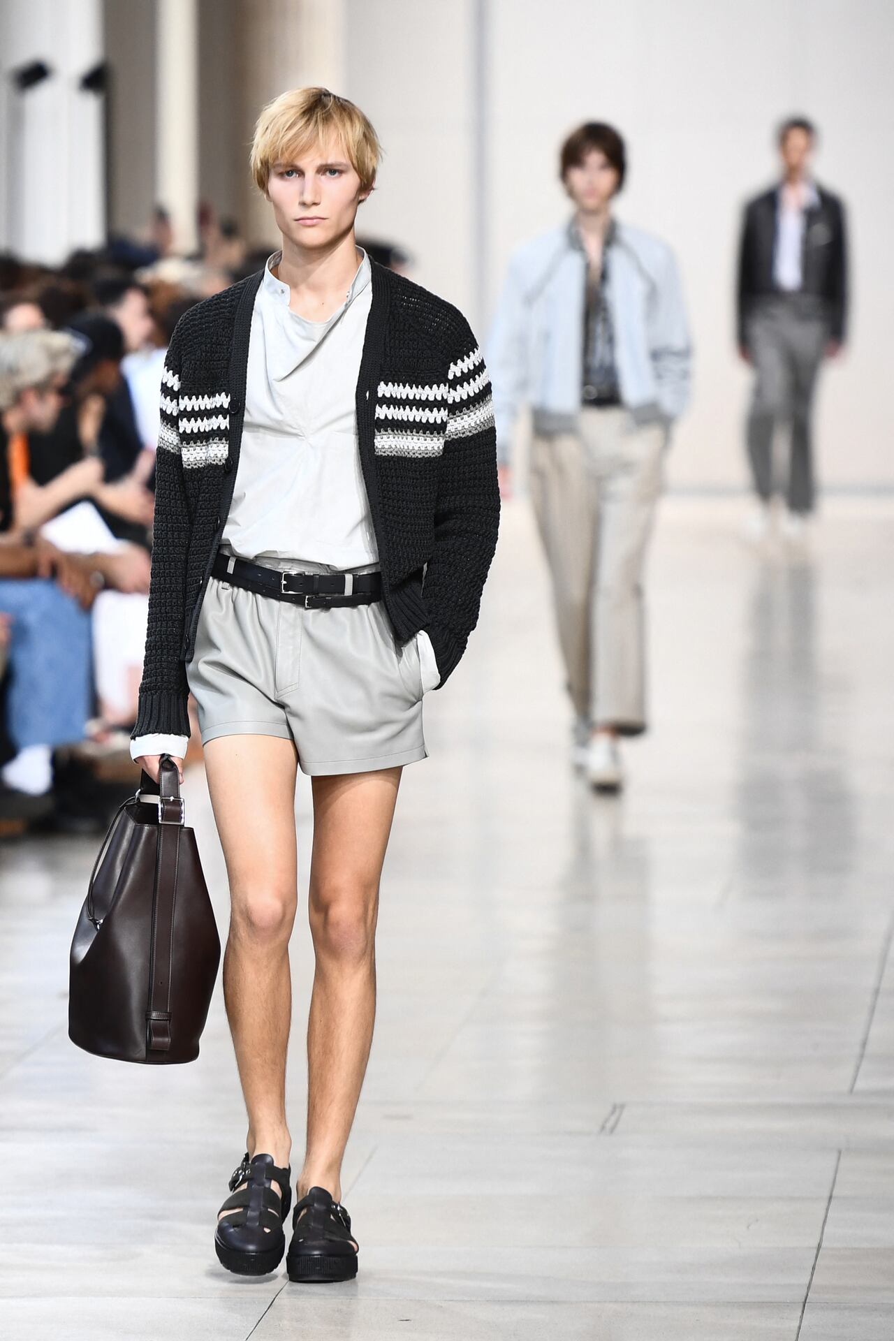 Un modelo presenta la creación de Hermes Menswear Spring-Summer 2024 en el Fashion Week de París (Photo by Christophe ARCHAMBAULT / AFP)