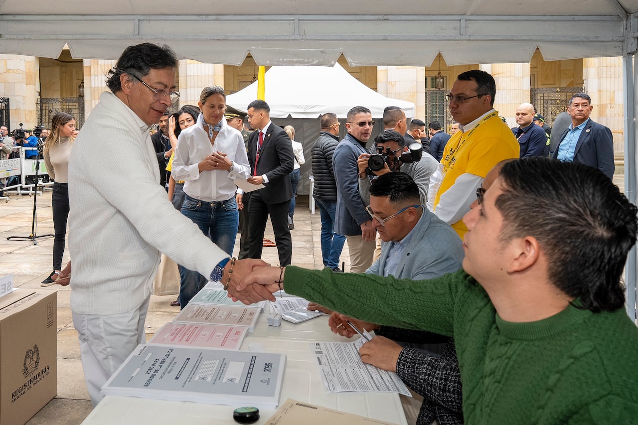Verónica Alcocer, en Bogotá, durante las elecciones del 8 de marzo de 2026. Aquí, acompañando al presidente, Gustavo Petro, a abrir la jornada electoral