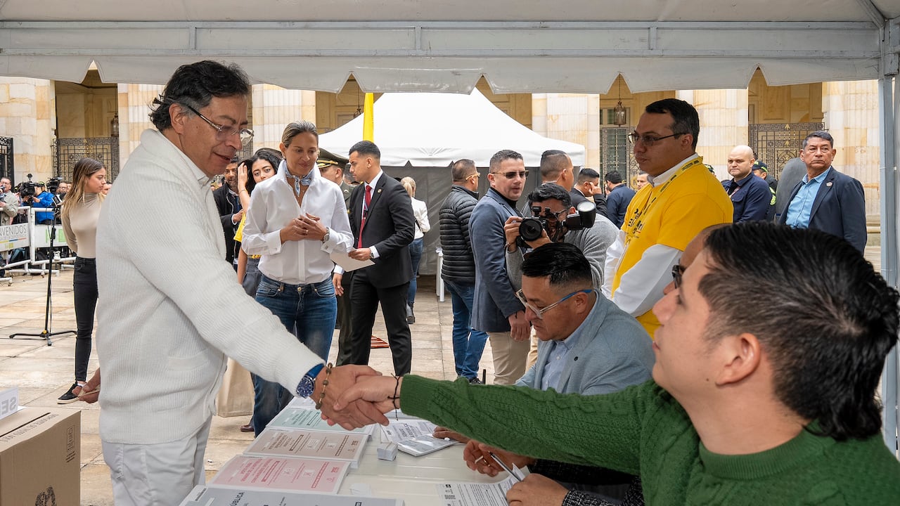 Verónica Alcocer, en Bogotá, durante las elecciones del 8 de marzo de 2026. Aquí, acompañando al presidente, Gustavo Petro, a abrir la jornada electoral