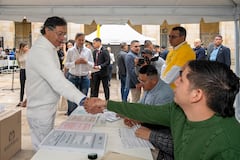 Verónica Alcocer, en Bogotá, durante las elecciones del 8 de marzo de 2026. Aquí, acompañando al presidente, Gustavo Petro, a abrir la jornada electoral