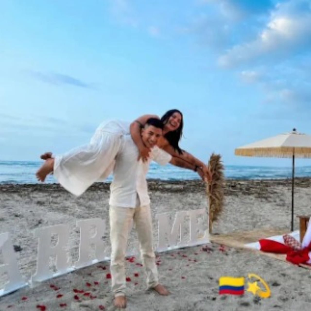 La pareja compartió por medio de sus redes sociales su compromiso.