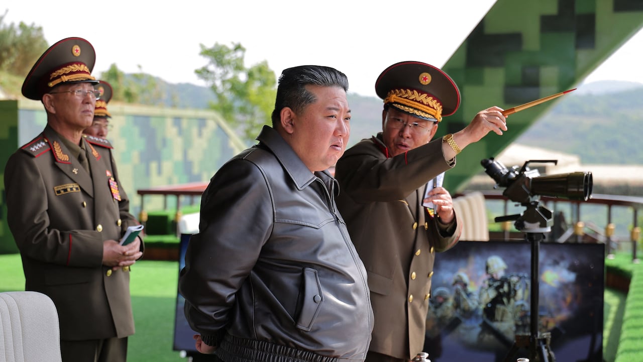 Esta fotografía, tomada el 13 de mayo de 2025 y publicada por la Agencia Central de Noticias de Corea del Norte (KCNA) el 14 de mayo de 2025, muestra al líder norcoreano Kim Jong Un (C) inspeccionando el entrenamiento táctico integral de la división de operaciones especiales del Ejército Popular de Corea