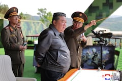 Esta fotografía, tomada el 13 de mayo de 2025 y publicada por la Agencia Central de Noticias de Corea del Norte (KCNA) el 14 de mayo de 2025, muestra al líder norcoreano Kim Jong Un (C) inspeccionando el entrenamiento táctico integral de la división de operaciones especiales del Ejército Popular de Corea