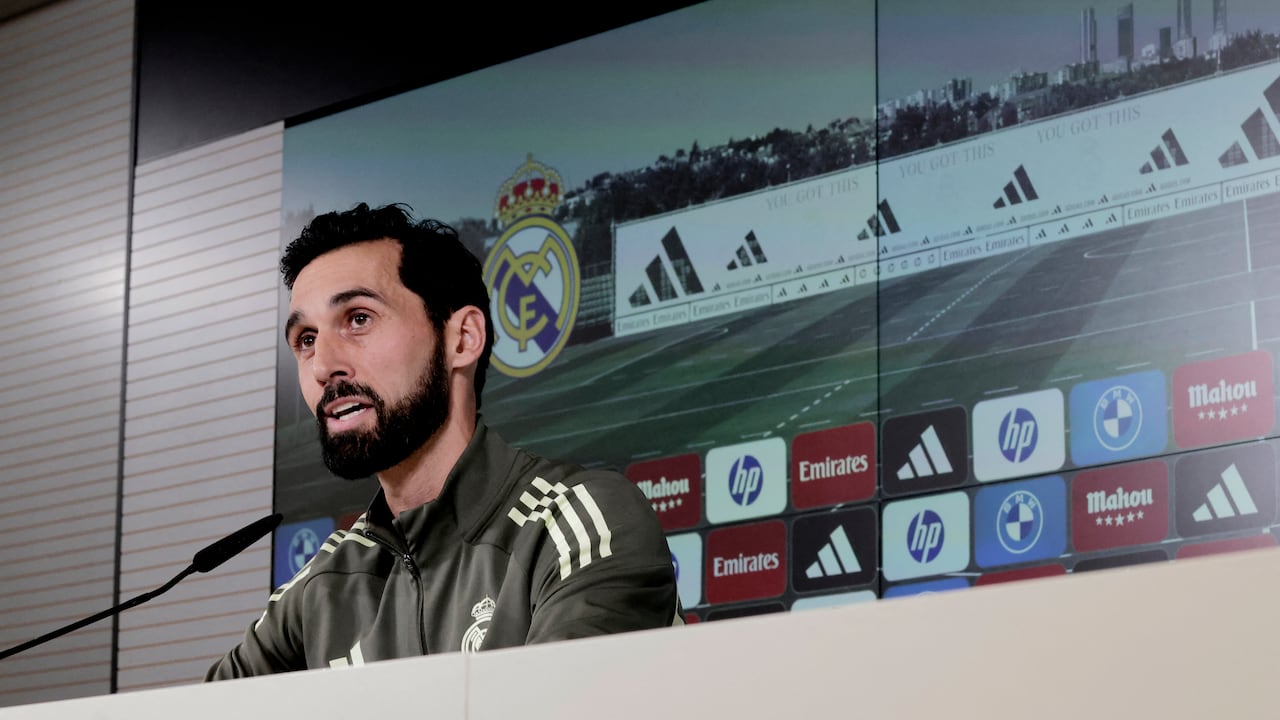 El nuevo entrenador del Real Madrid, Álvaro Arbeloa, comparece ante la prensa en la Ciudad Deportiva Real Madrid de Valdebebas, a las afueras de Madrid, el 13 de enero de 2026. El Real Madrid nombró a Álvaro Arbeloa nuevo entrenador el 12 de enero de 2026 tras la salida de Xabi Alonso del club por mutuo acuerdo, un día después de que el equipo perdiera la final de la Supercopa de España contra el Barcelona, según informa AFP. (Foto de Oscar DEL POZO / AFP)