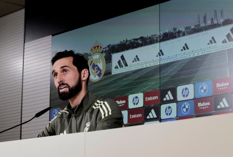 El nuevo entrenador del Real Madrid, Álvaro Arbeloa, comparece ante la prensa en la Ciudad Deportiva Real Madrid de Valdebebas, a las afueras de Madrid, el 13 de enero de 2026. El Real Madrid nombró a Álvaro Arbeloa nuevo entrenador el 12 de enero de 2026 tras la salida de Xabi Alonso del club por mutuo acuerdo, un día después de que el equipo perdiera la final de la Supercopa de España contra el Barcelona, según informa AFP. (Foto de Oscar DEL POZO / AFP)