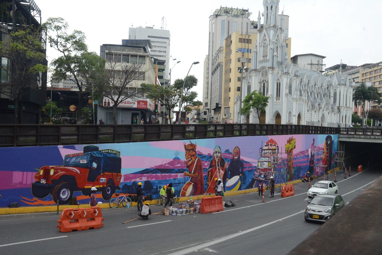 Cali: Continúan pintando los murales simbólicos de la ciudad a la salida del túnel de mundialista. Foto José L Guzmán. El País