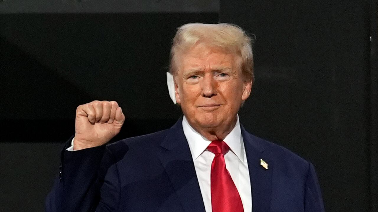 El candidato presidencial republicano, el expresidente Donald Trump, asiste al primer día de la Convención Nacional Republicana, el lunes 15 de julio de 2024, en Milwaukee. (Foto AP/Carolyn Kaster)
