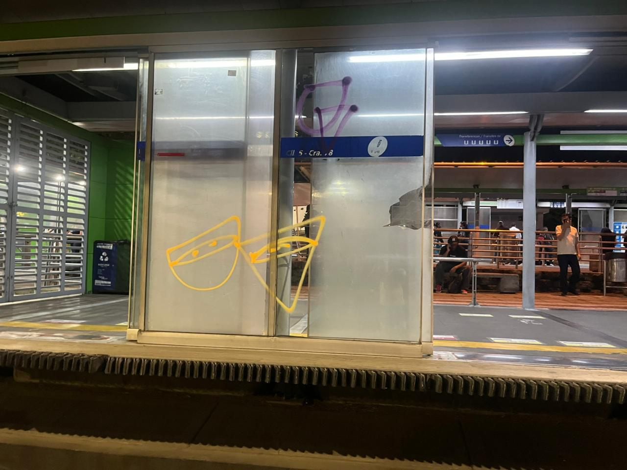 Imágenes difundidas por Metro Cali evidencian que varias estaciones del MÍO fueron vandalizadas.